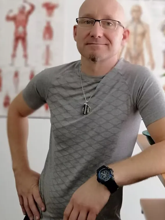 Pawel Skrzypiec im Behandlungsraum der Praxis